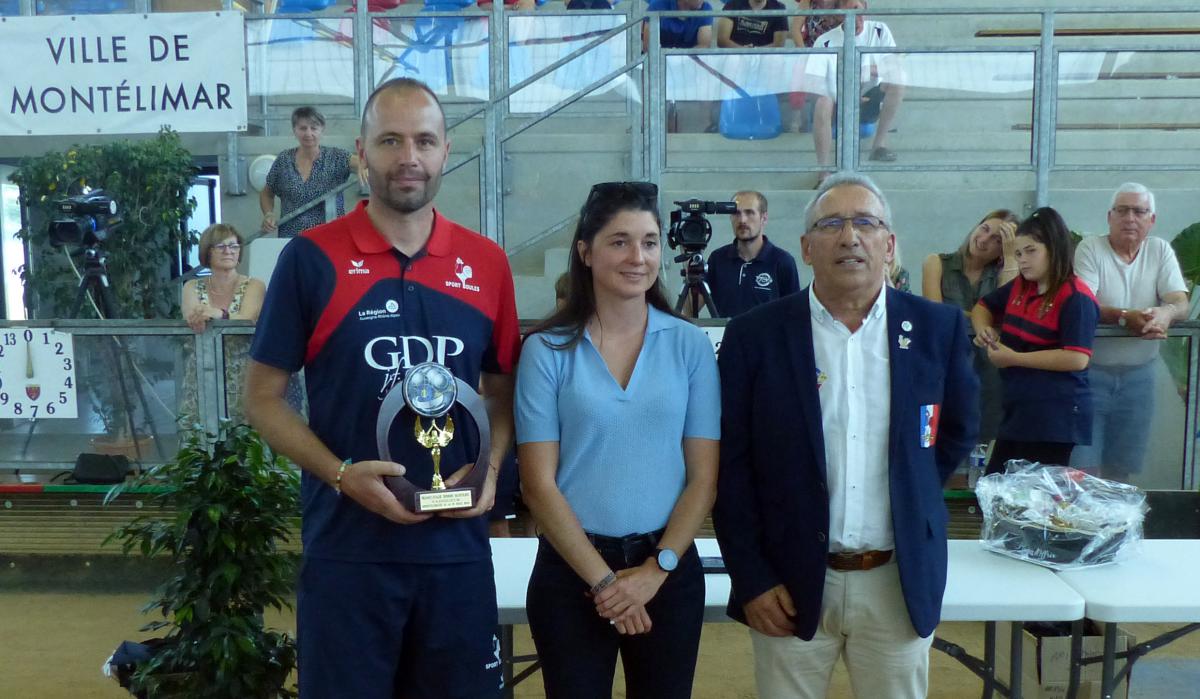 Fabien Amar reçoit le trophée du vainqueur