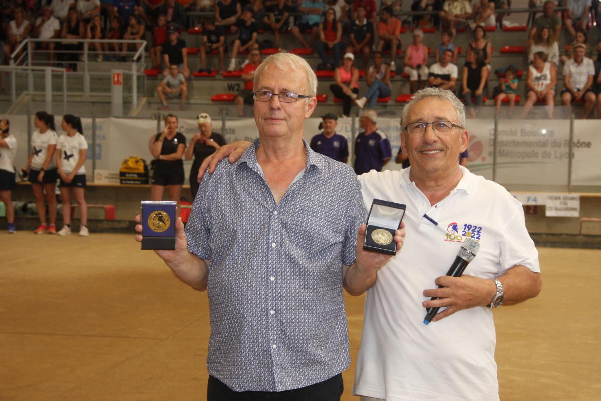 Jacques Vianesi s’est vu décerner la médaille or de la FFSB et celle des 100 de la FFSB par Bernard Daubard