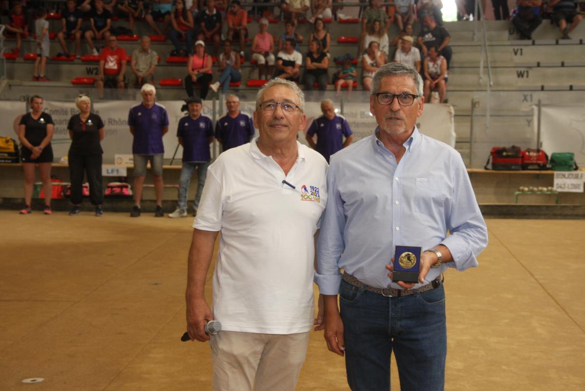 Yves Grobet a reçu la médaille des 100 ans de la FFSB par Bernard Daubard